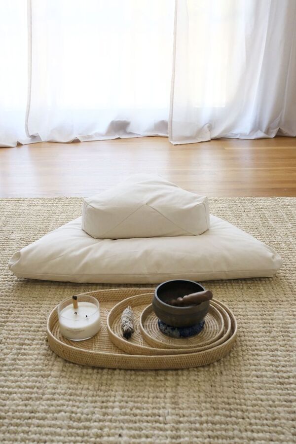 मैट और कुशन के साथ शांत कोना, सजग श्वास के लिए उपयुक्त